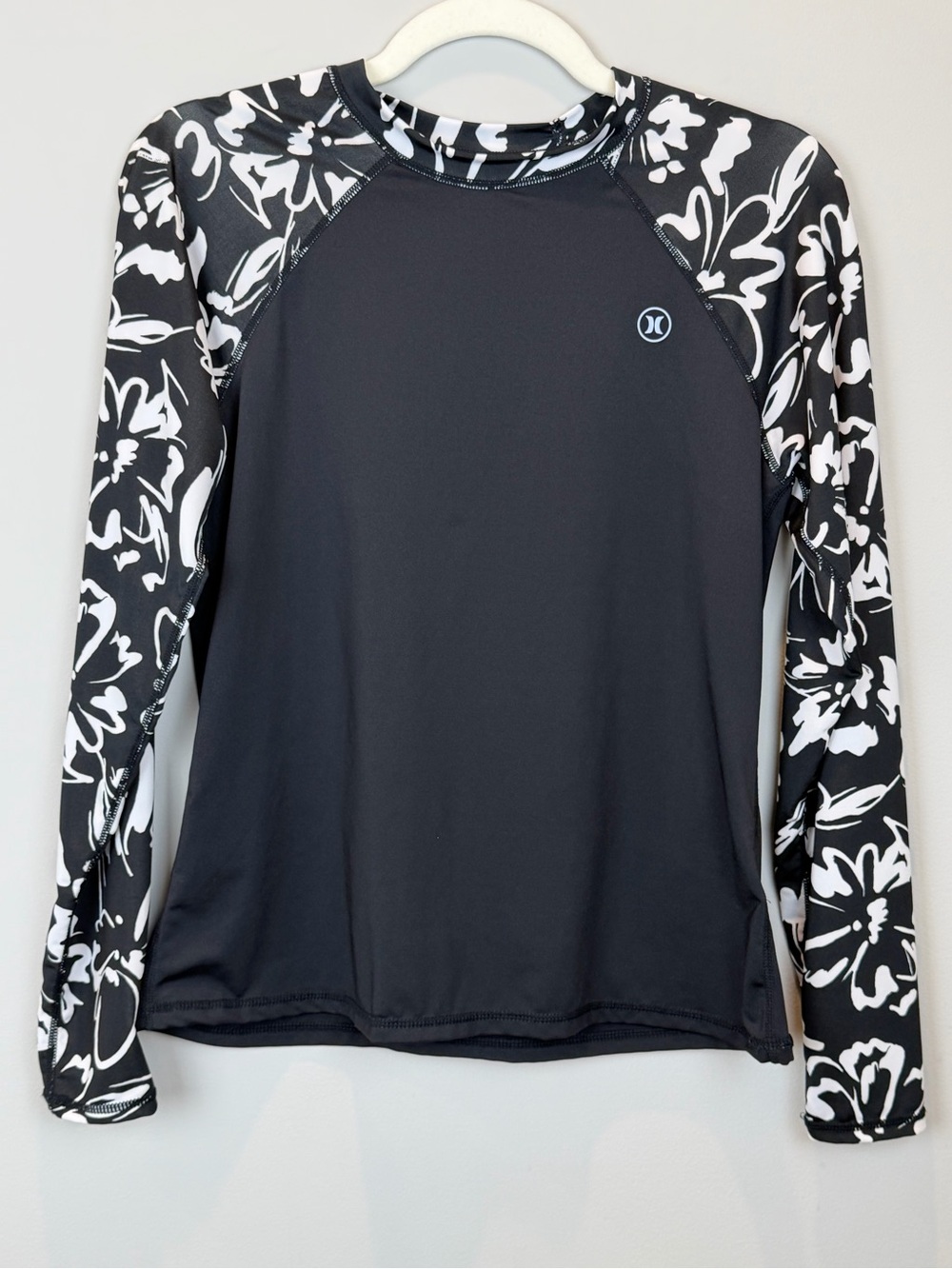 Hurley UPF 50+ Black & White Floral Long Sleeve Rash Guard M - Picture 2 of 5